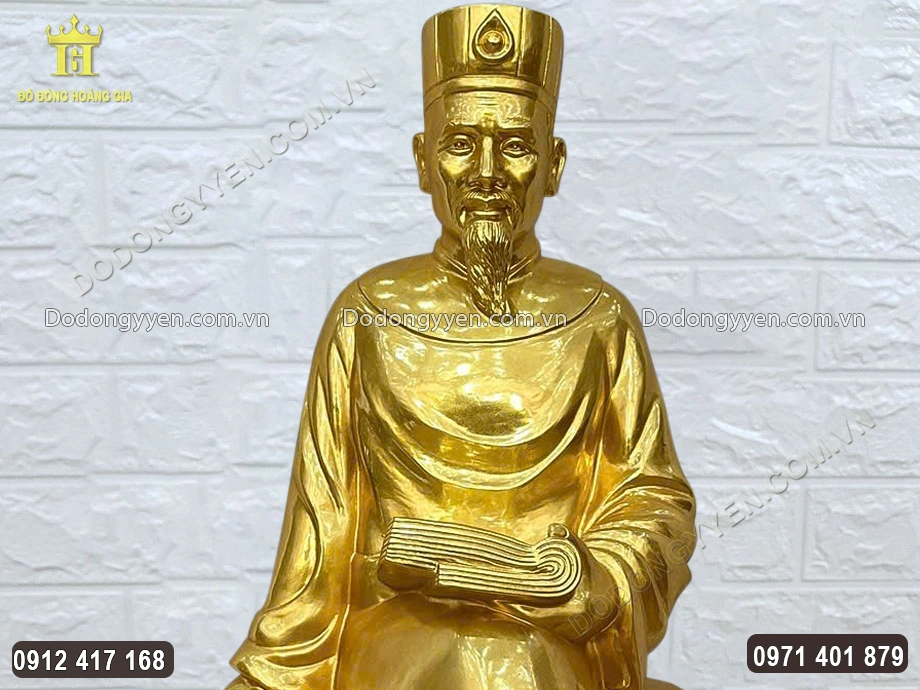 Thần th&aacute;i của &ocirc;ng được chạm khắc tinh tế, sắc n&eacute;t